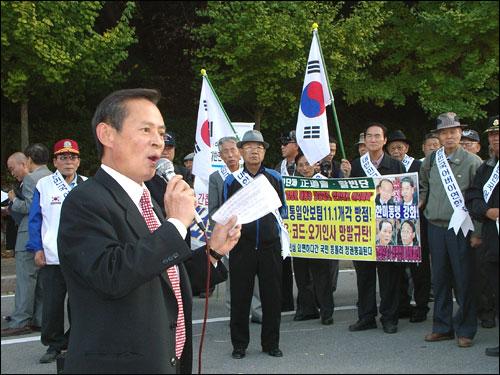 홍정식 활빈단 단장이 기자회견을 하고 있다. 